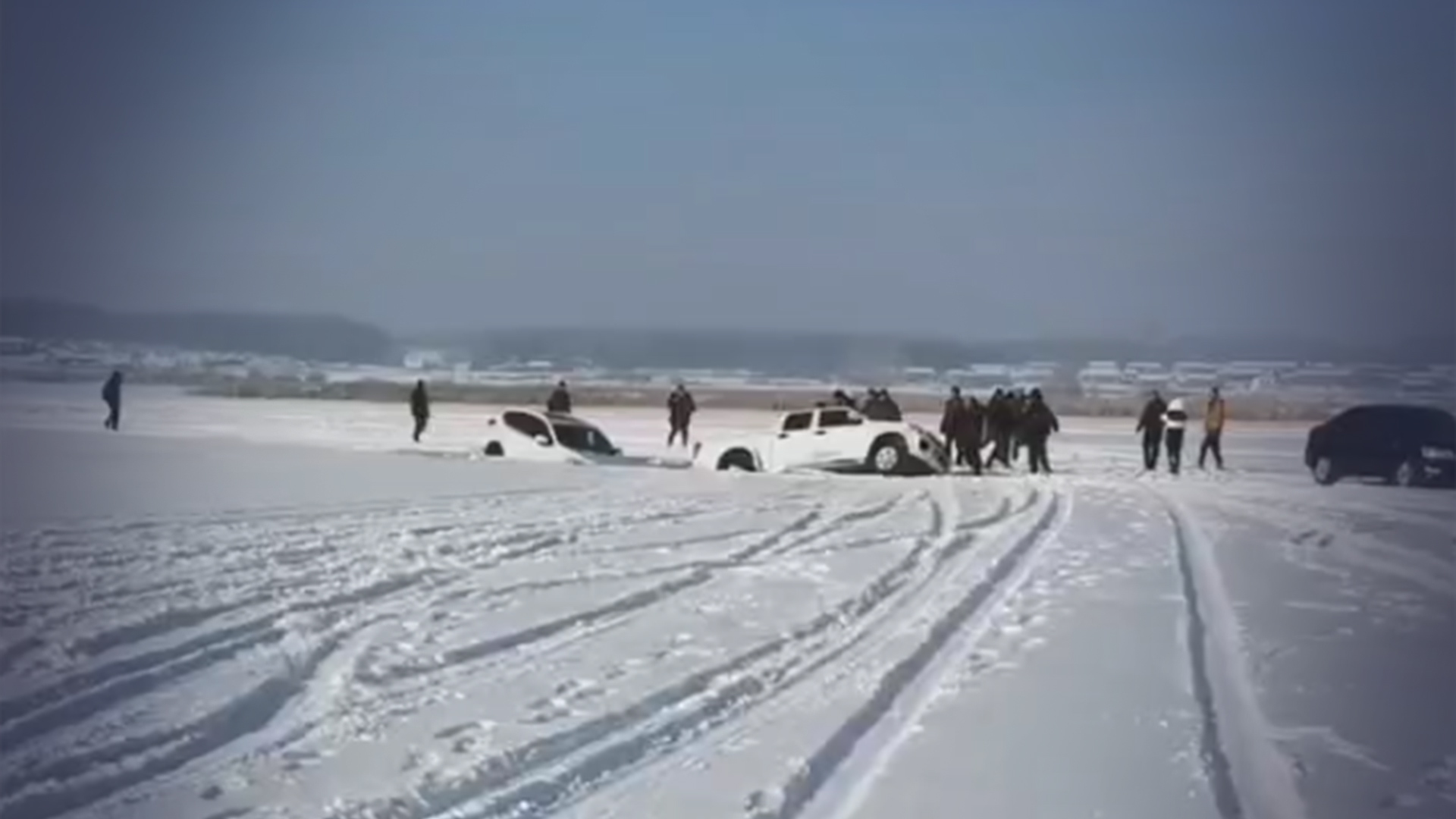 黑龙江一辆汽车陷入冰窟，皮卡车司机救援时不幸遇难，应急局回应：事发地不是正常的冰面