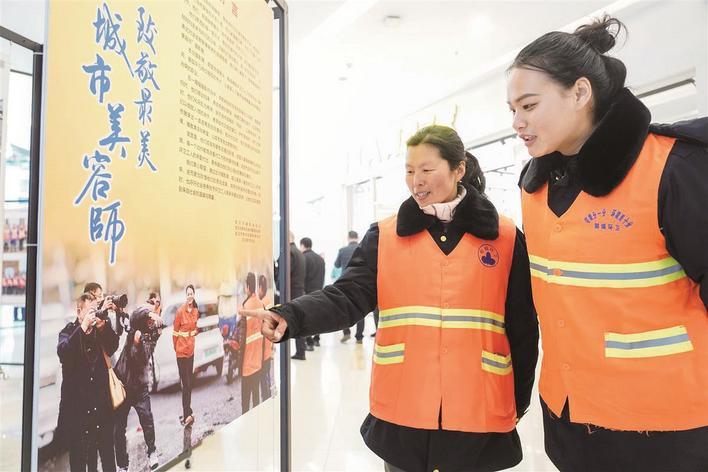 吴岺（右一）与师傅喻双凤（左一）在一起看摄影展