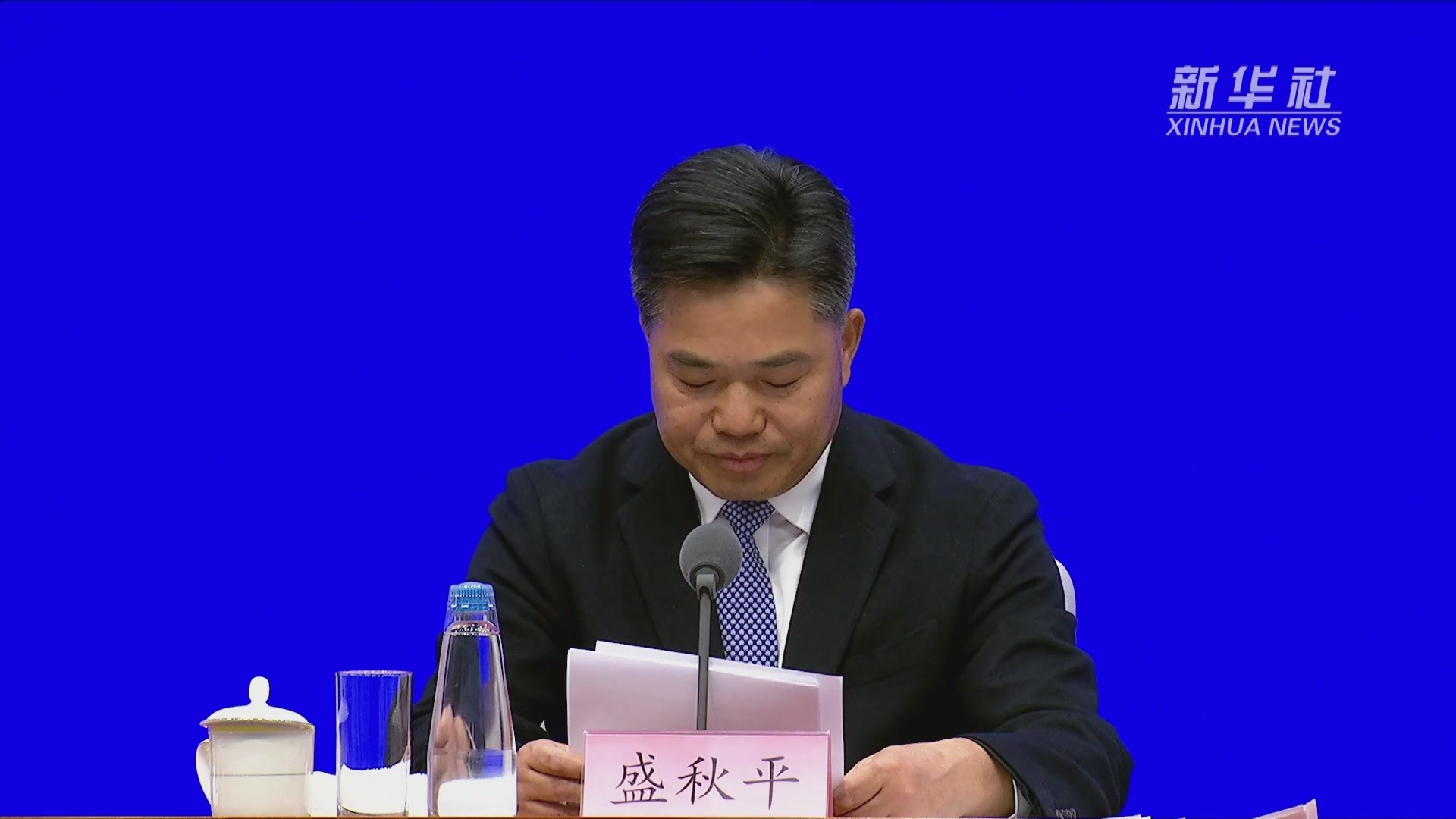 节前各地大型农副产品批发市场生活必需品库存充足