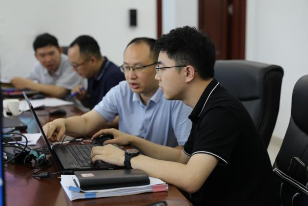 市纪委监委把深化“室组地”联合办案作为推动纪检监察工作高质量发展的重要抓手 ，联合成立专案组 ，坚持办案 、整改 、治理一体推进 ， 同题共答 、同向发力 。图为市纪委监委某案件专案组成员在讨论案情。陈煜晰 摄