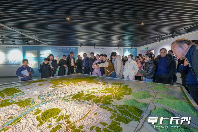 《长沙市国土空间总体规划（2021-2035年）》成果展开展暨“城市+”公开课活动。长沙晚报全媒体记者 陈飞 摄