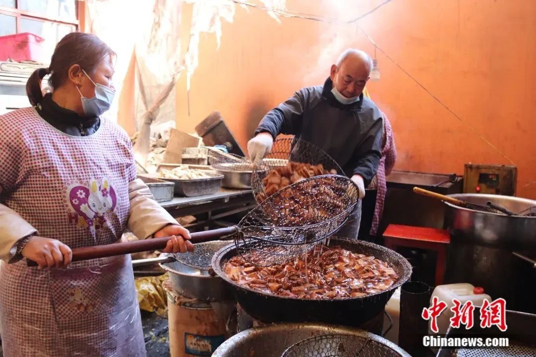 菏泽鲁西新区陈集镇“德兴号”清真糕点老店，工人们制作炸果子。菏泽鲁西新区办公室供图