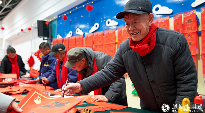 中国石油西北销售公司离退休老同志挥毫泼墨送“福”庆新春　张家亮　摄