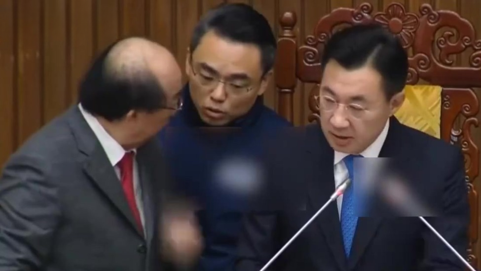 太嚣张！柯建铭冲上主席台，向江启臣怒吼：你有什么资格管我