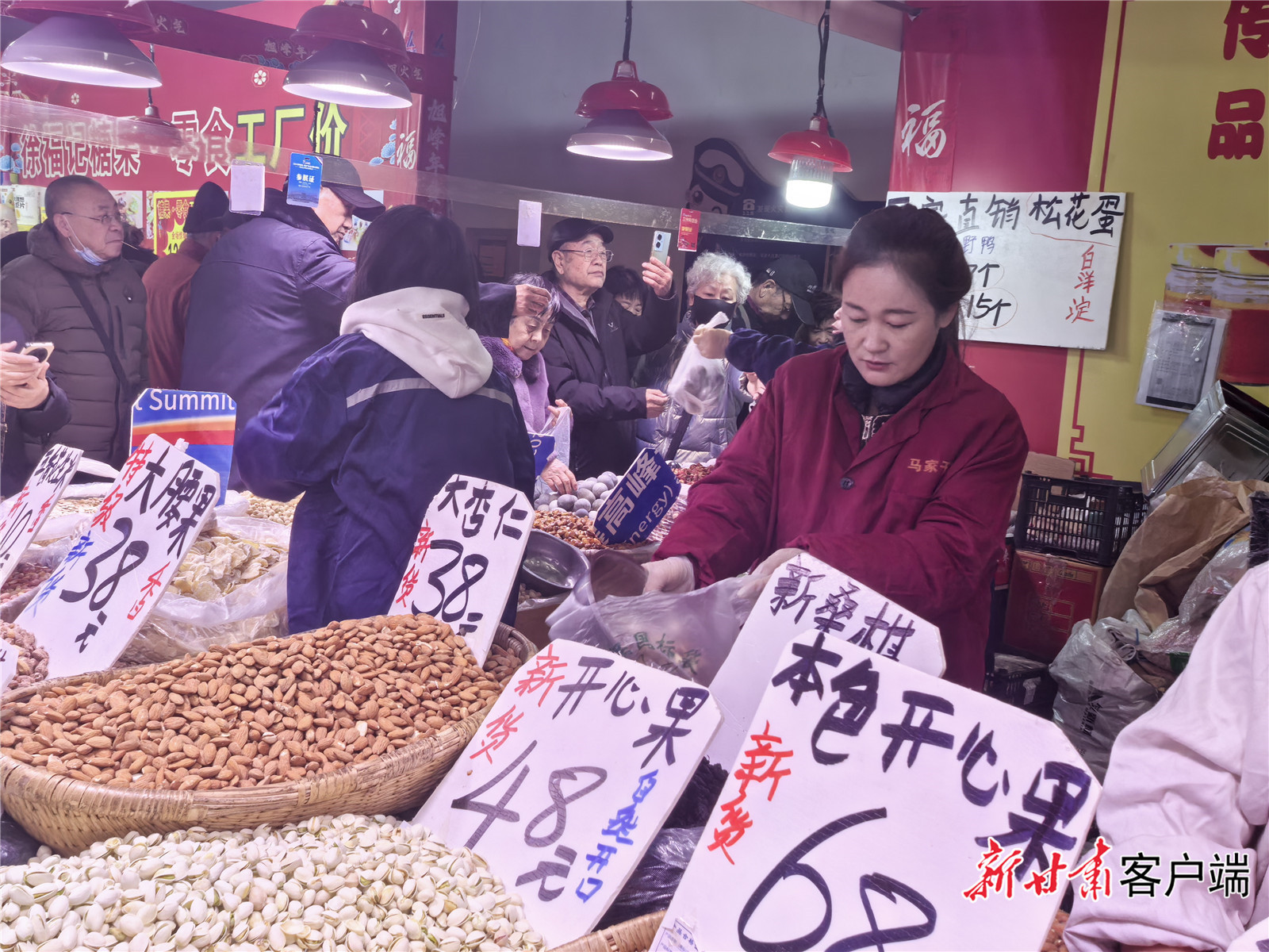 钟晶正在给顾客称干果