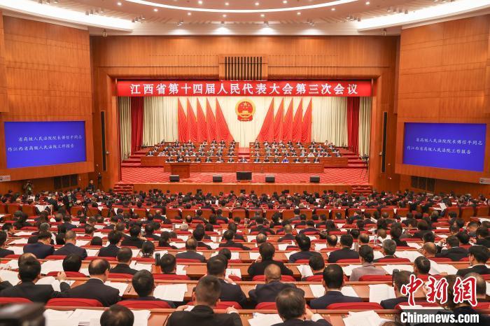 1月19日，江西省高级人民法院院长傅信平在作江西省高级人民法院工作报告。刘力鑫 摄