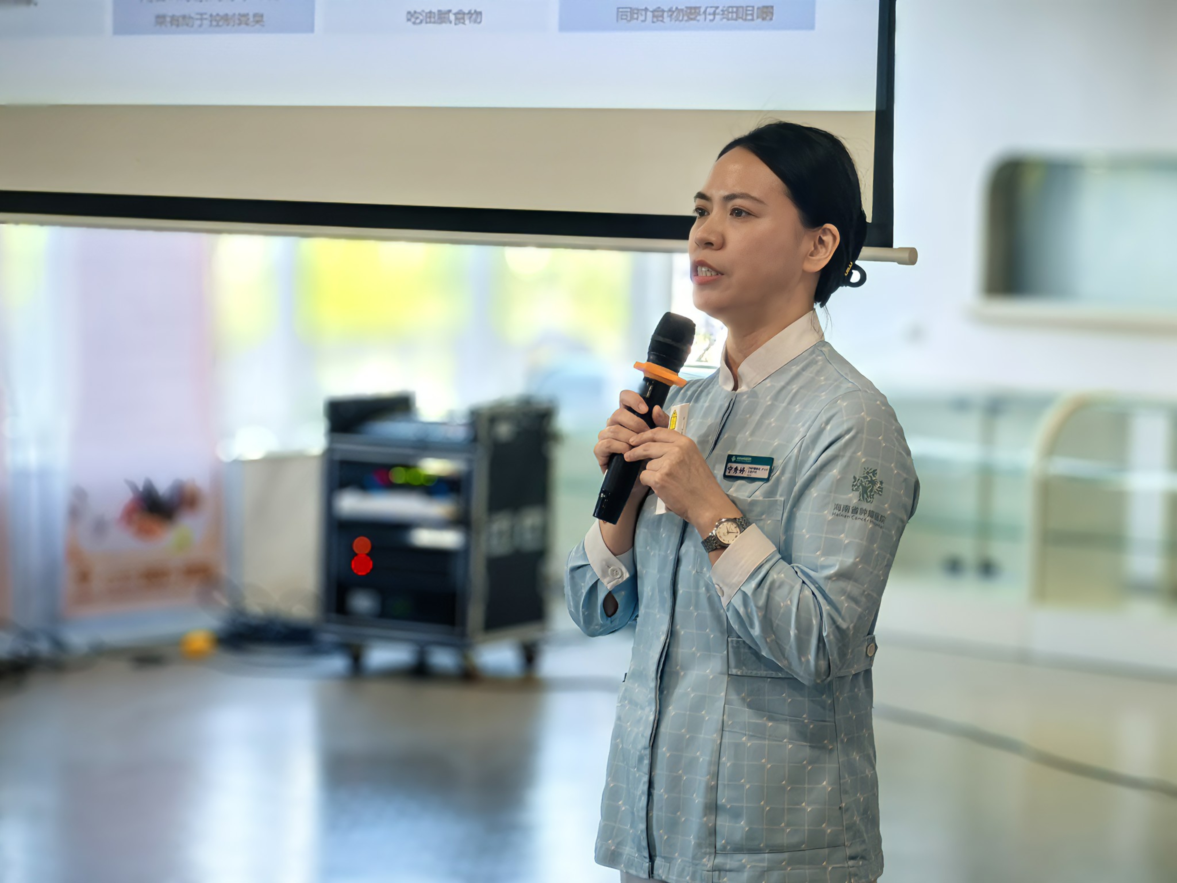 胃肠外科二病区宁秀婷护士长为造口患者提供饮食和生活护理方面的指导