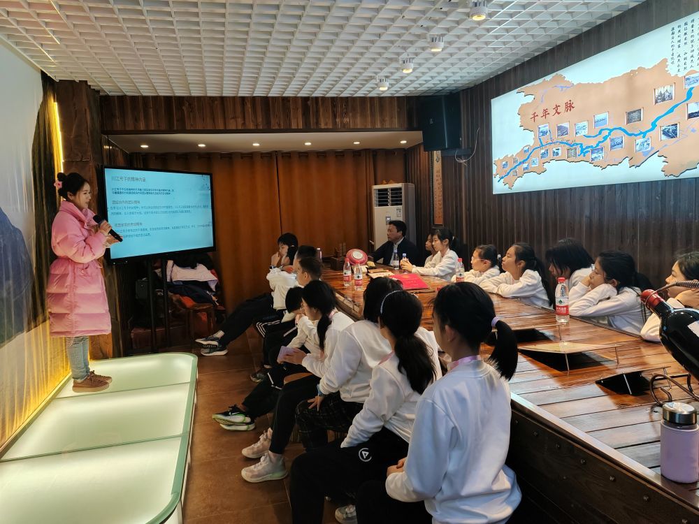 老船工艺术团团员敖红正在为学生们讲授川江号子研学课程。（受访者供图）