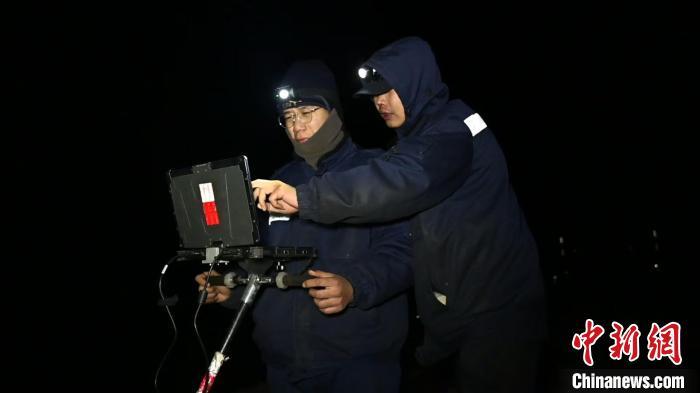 图为兰州铁路局兰州高铁基础设施段的一线员工们，在零下十几摄氏度的气温里，进行线路检查作业。王光辉　摄