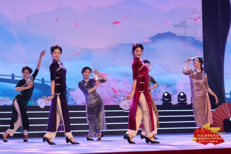 特稿·梁平｜全国旗袍·诗歌春晚，在南京发芽，花开大江南北，七年后更有仪式感