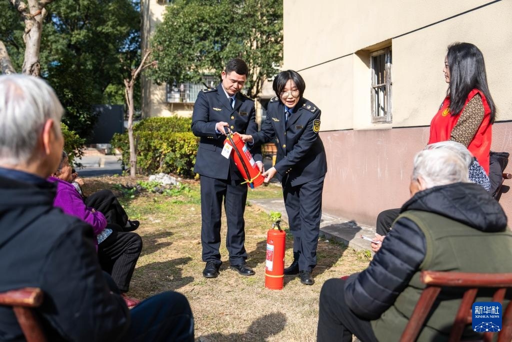 1月17日，在湖南省常德市武陵区芙蓉街道芙蓉社区，应急管理局工作人员联合社区志愿者向居民讲解灭火器使用方法。新华社记者 陈思汗 摄