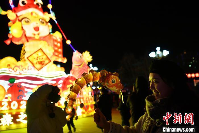 1月22日，河北辛集，迎新春灯会活动现场人来人往，游客拍照赏灯。中新社记者 翟羽佳 摄