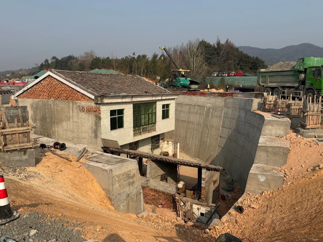 位于江西抚州的“路中房”。图/九派新闻付冰洁