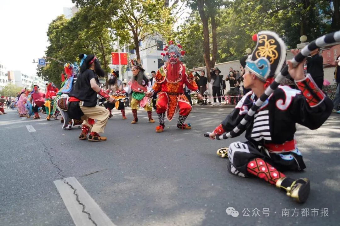 2024年2月14日上午,“中华英歌•舞动汕头”——2024年春节英歌舞展演巡游活动在汕头潮阳区文光塔广场举行。来自汕头潮阳、汕头濠江、揭阳普宁共15支英歌队近千名舞者同台“斗舞”让市民游客近距离感受“潮汕英歌”魅力。资料图