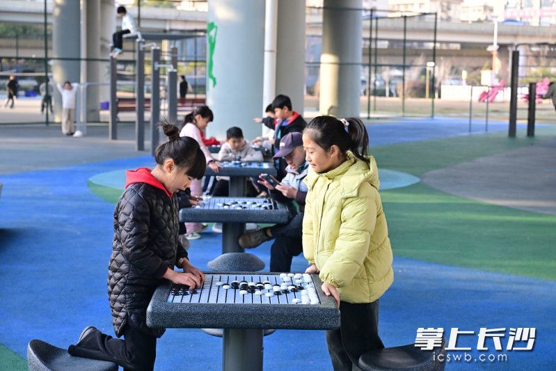 四方坪清廉主题公园的棋牌桌。