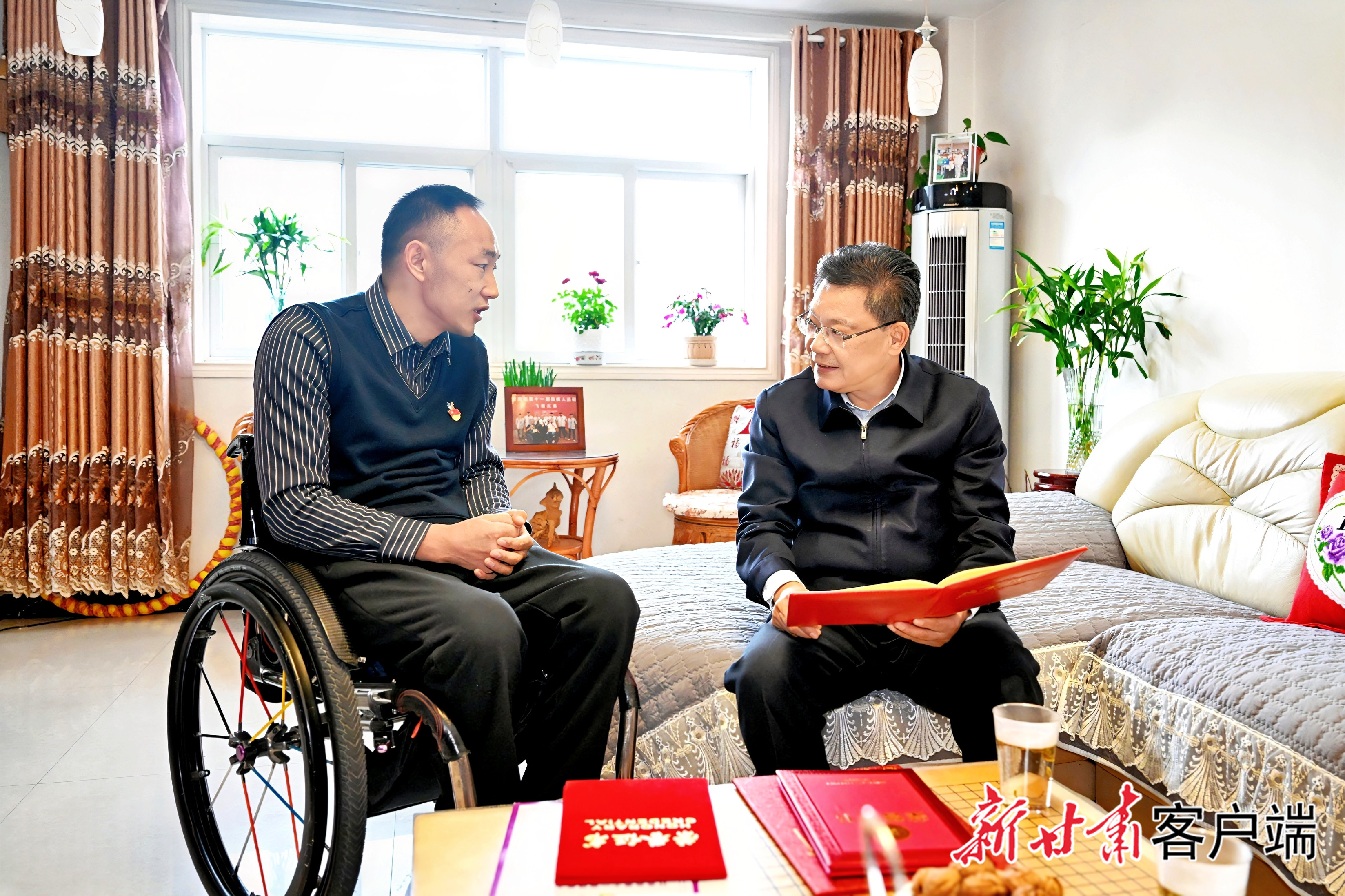 省委副书记、省长任振鹤日前在陇南市开展春节前走访慰问活动。新甘肃&middot;甘肃日报记者　盛学卿