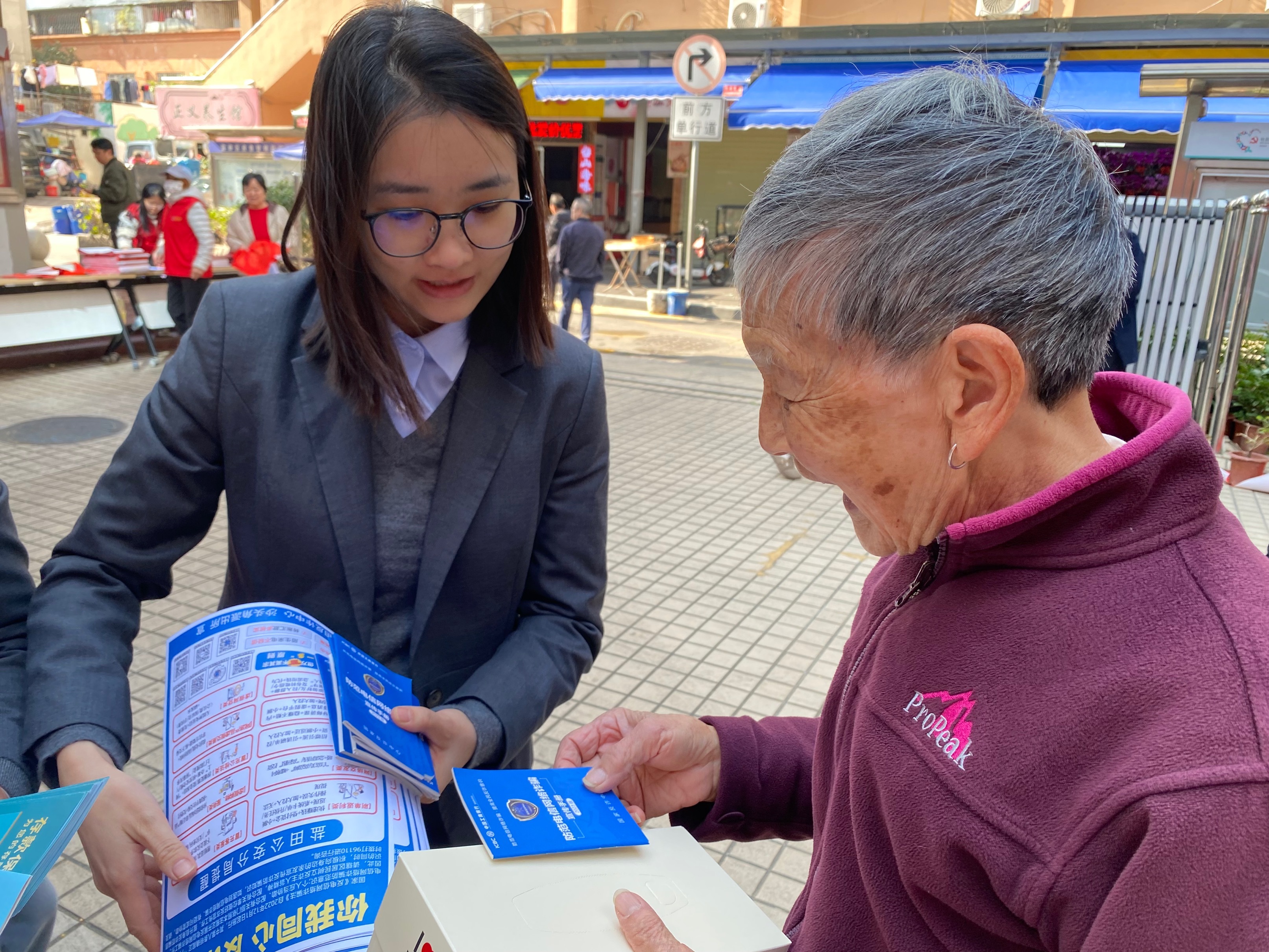 弘扬传统文化,普及金融知识,共建和谐社区 工行深圳市分行举办新春“金蛇送福”写春联、进社区活动