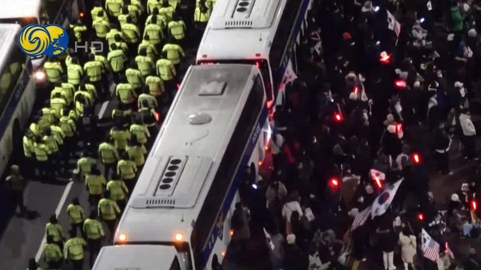 尹锡悦支持者闯入法院大肆破坏，抢夺警察盾牌