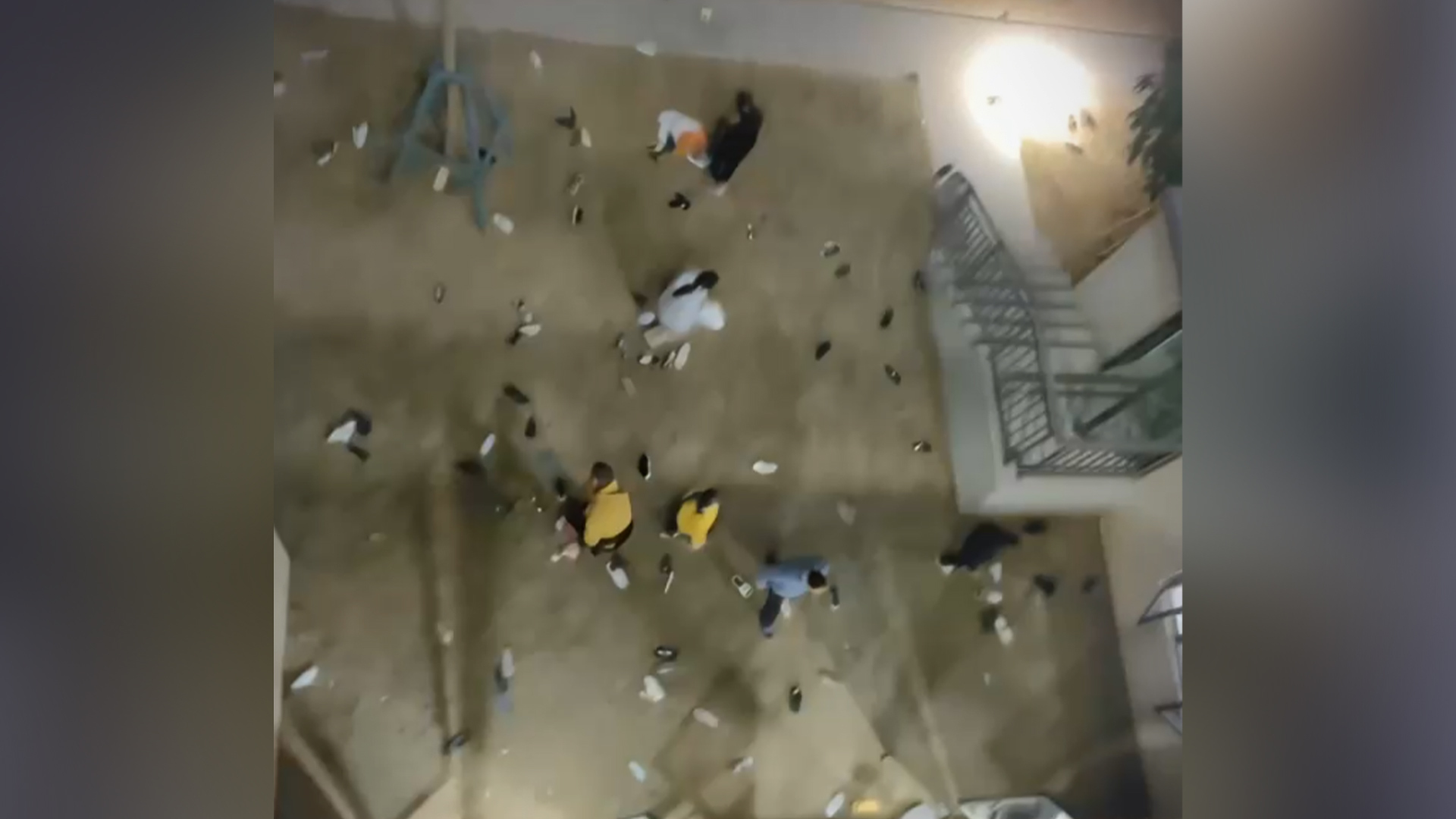 小孩把邻居放在楼道的鞋全扔下楼，业主们晚上满地找鞋，网友：小孩哥干了大人不敢干的事情