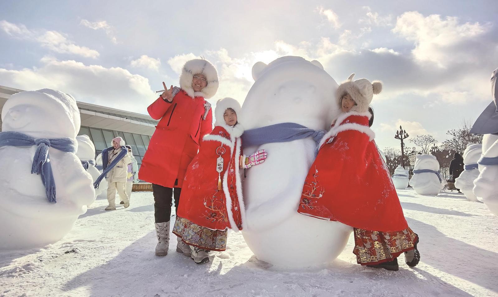 游客打卡“雪人军团”。本报记者 隋二龙 摄