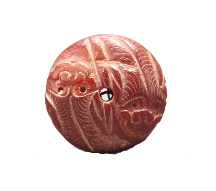 魏晋时代双龙纹琥珀雕扣饰（肃州出土）