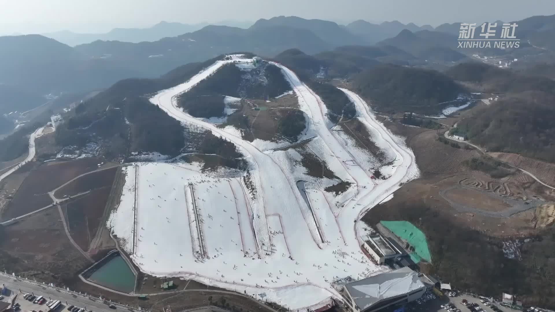湖北恩施：“鄂西屋脊”上 滑雪比赛火热上演