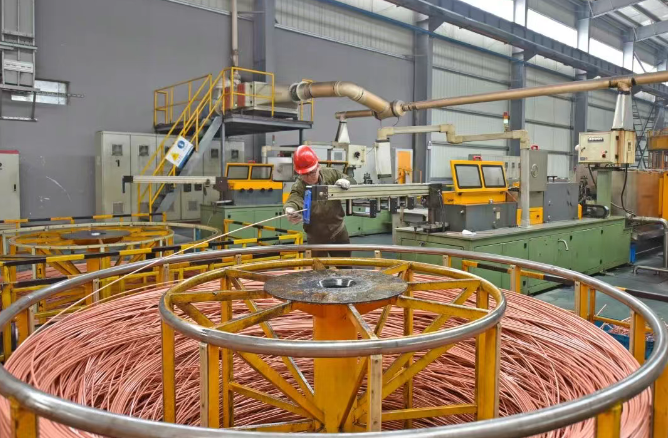 图为狮子山高新区海亮（安徽）铜业公司精密铜管加工车间。戴斯琪 摄