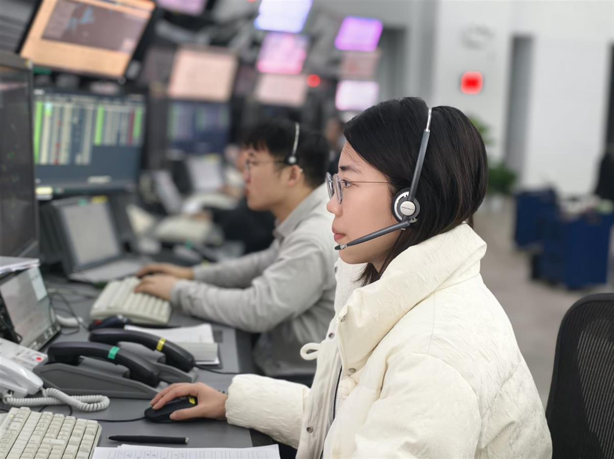 湖北空管分局管制员正在开辟救援通道