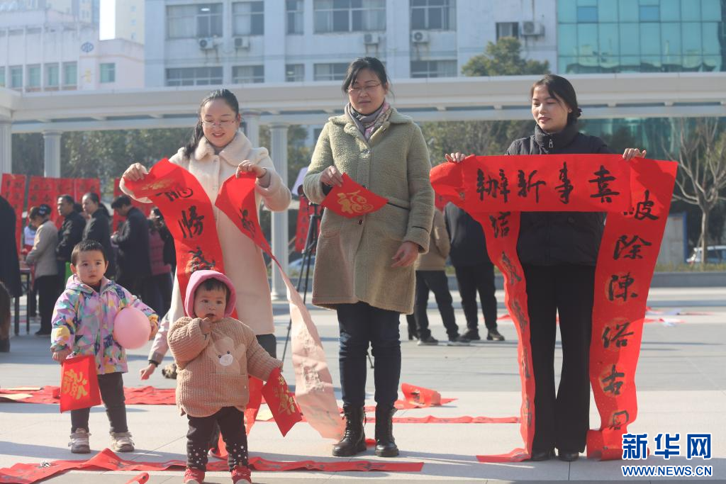 近日，吉安市青原區“寫春聯 過大年”活動現場，群眾正在“曬春聯”。新華網發 王永鋼 攝