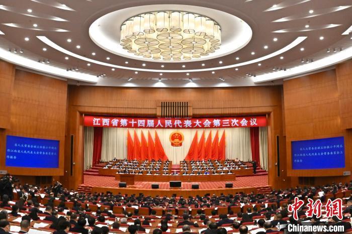 19日，江西省十四届人大三次会议举行第二次全体会议，江西省人大常委会副主任张小平作江西省人民代表大会常务委员会工作报告。刘力鑫 摄