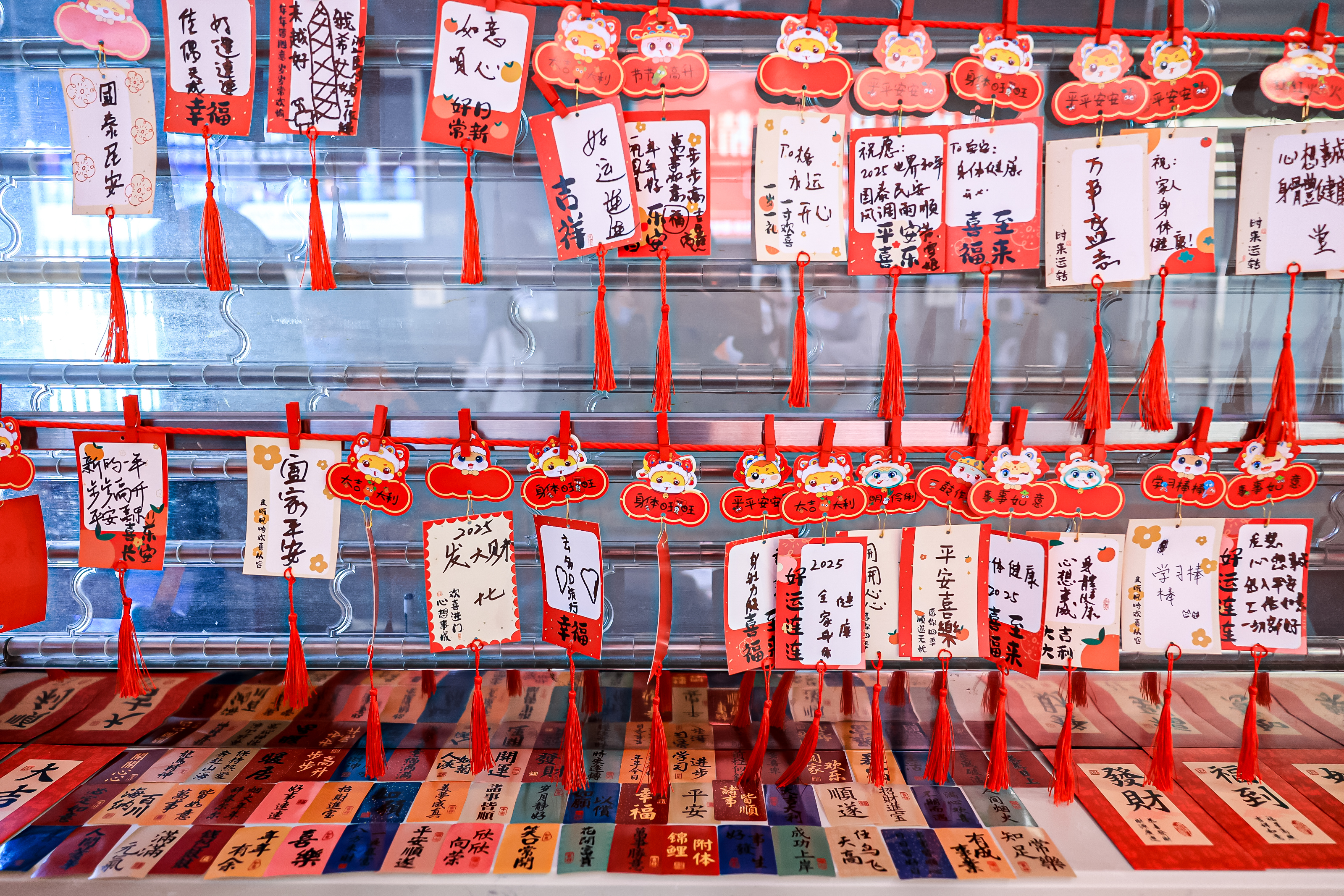 福田区为口岸旅客赠“福”礼