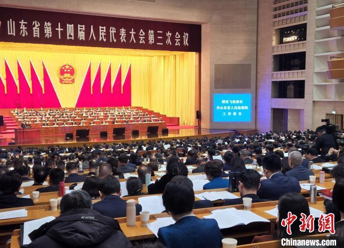 1月22日，在山东省第十四届人民代表大会第三次会议上，山东省人民检察院检察长顾雪飞向大会作工作报告。赵晓 摄