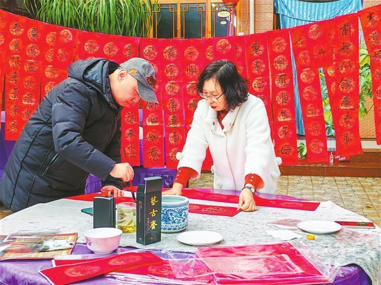 兰州孔子文化研究会组织的写春联送祝福活动　资料图