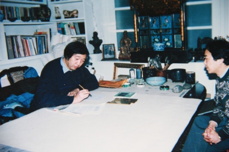 冯骥才欣然给春晚研讨会题词。右为我 (摄于1994年)