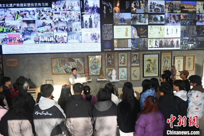 1月14日,在位于甘肃省酒泉市的酒泉职业技术学院非物质文化遗产敦煌彩塑技艺传习所内,教师王权朝正在为中外学子讲授敦煌壁画艺术与创作的相关课程。李亚龙 摄