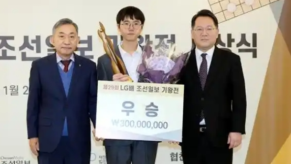 柯洁父亲谈卞相壹捧起冠军奖杯：中国围棋协会不接受决胜局结果，他们只能“自嗨”