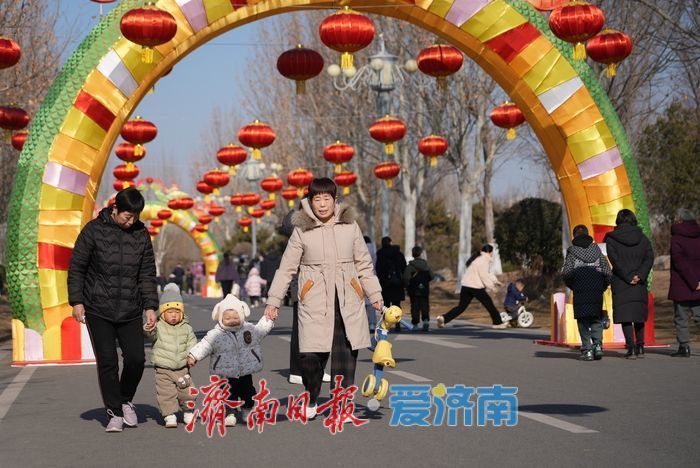 挂灯笼迎新年，济南华山历史文化湿地公园春节氛围渐浓