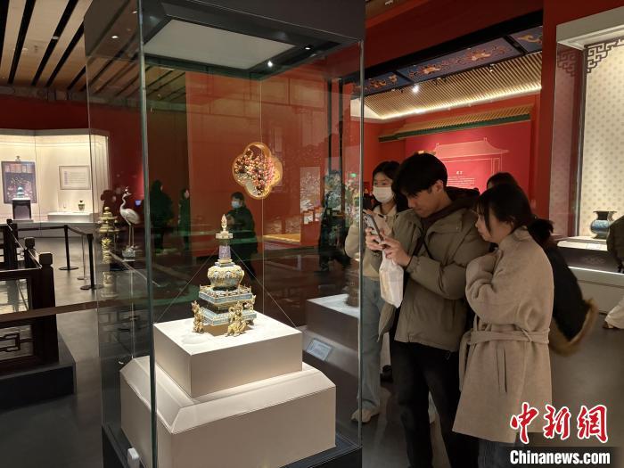 1月19日，“瑞彩熠熠——故宮博物院藏宮廷琺瑯器精品展”在江西省博物館展出?！≈行律缬浾?李韻涵 攝