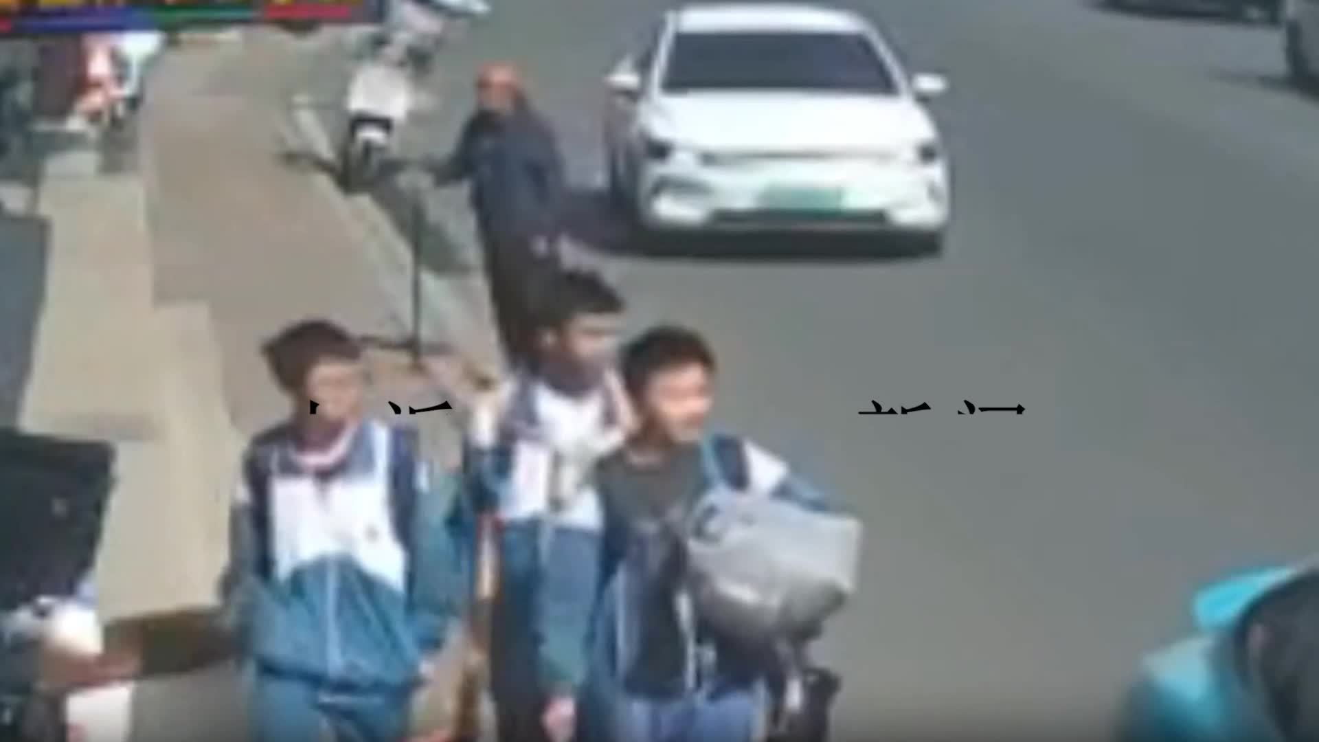 暖心！老人街头倒地铁骑挺身扶起，初中女生主动递纸巾获表扬_凤凰网视频_凤凰网