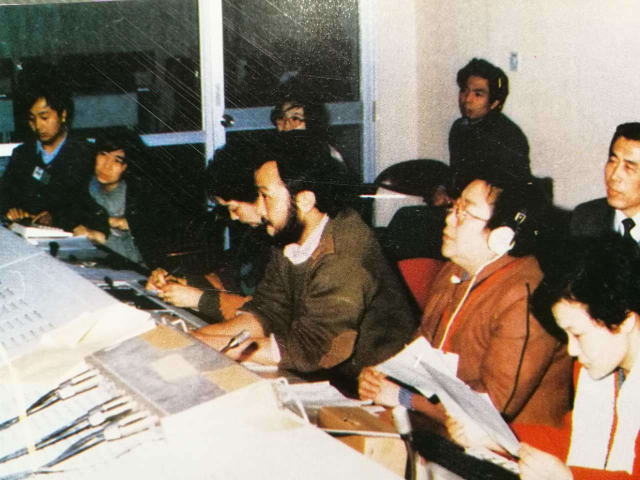 邓在军(前右二)春晚导播间从容指挥直播。后排右一为台长王枫 (摄于1987年)