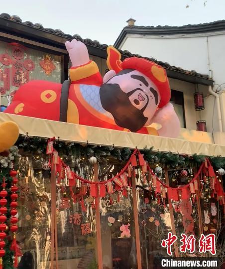 浙江杭州：街头景观小品“上新”增年味