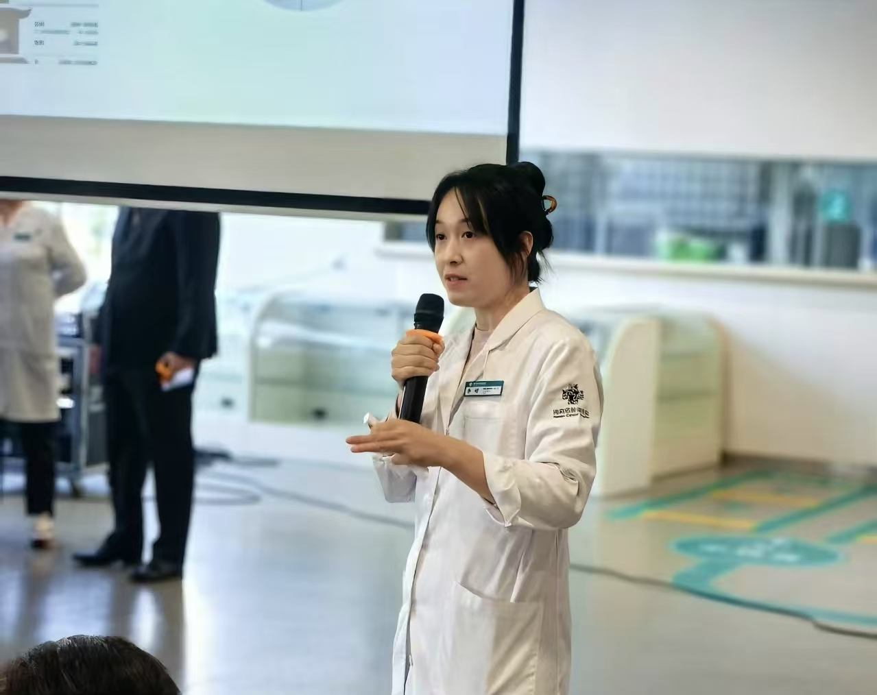 临床营养科副主任李超为患者讲解节日期间如何保持合理饮食