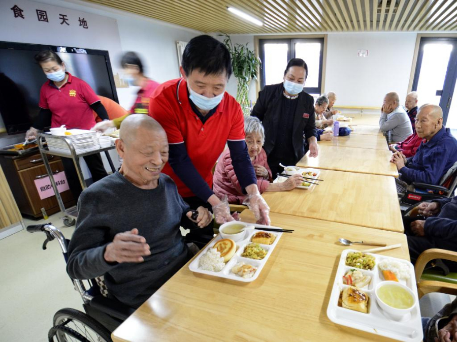 1月9日，老人在北京市朝阳区来广营福寿苑养老照料中心准备吃午饭。新华社记者李欣 摄