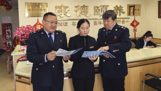 凉州区税务干部在康德颐养院为工作人员讲解税费政策