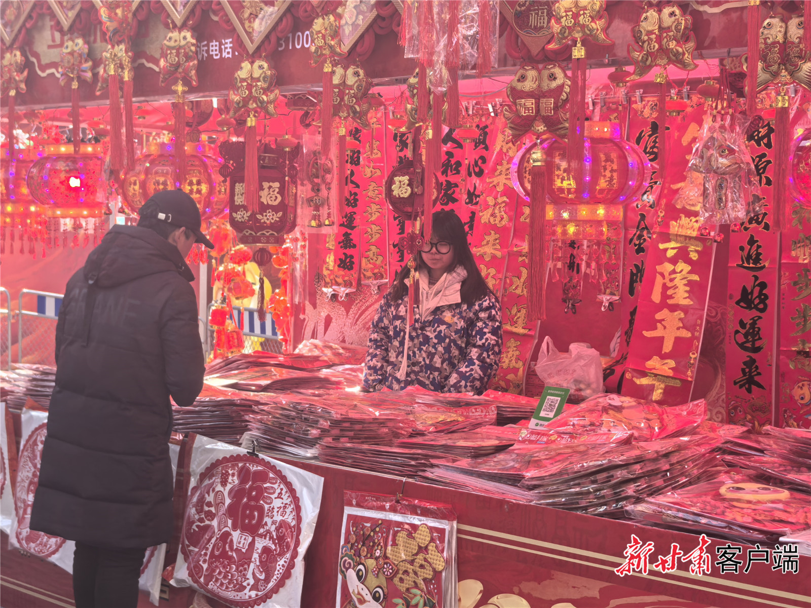 对联等传统年货受欢迎 新甘肃·甘肃日报记者 顾丽娟 摄