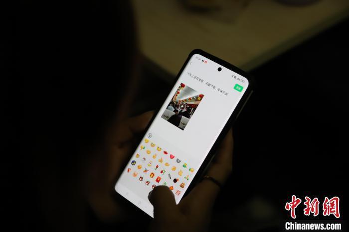 图为旅客在旅途中发朋友圈　王光辉　摄