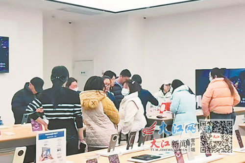 “国补”政策出台后，红谷滩万达一手机店的消费者增多