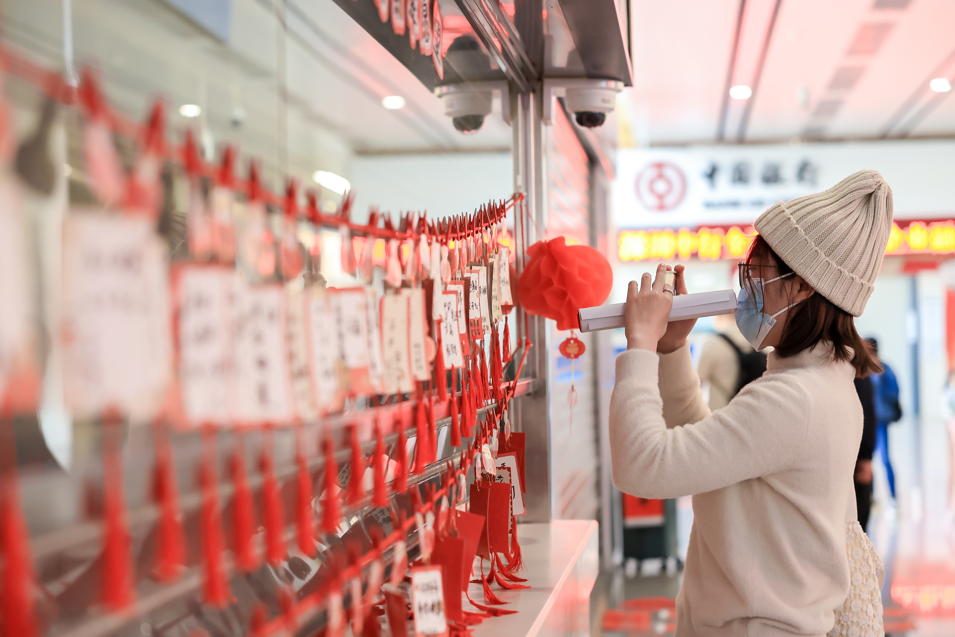 福田区为口岸旅客赠“福”礼