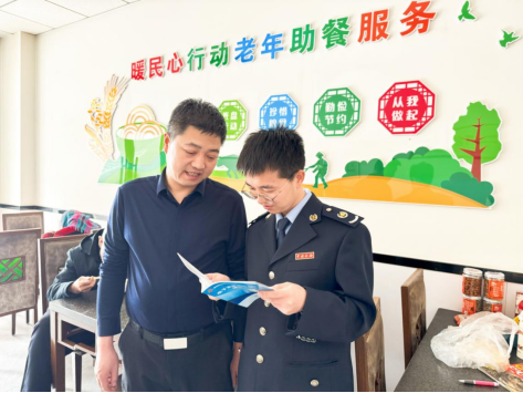 税务干部在新康梦圆居家养老膳食中心宣传辅导