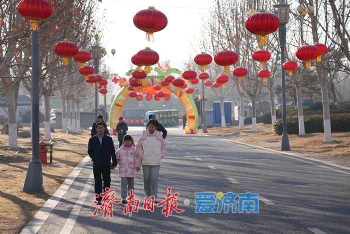 挂灯笼迎新年，济南华山历史文化湿地公园春节氛围渐浓